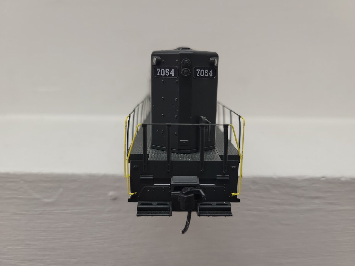 Walthers 910-10487 HO Pennsylvania EMD GP9 PhII Diesel Locomotive #7054 EX/Box