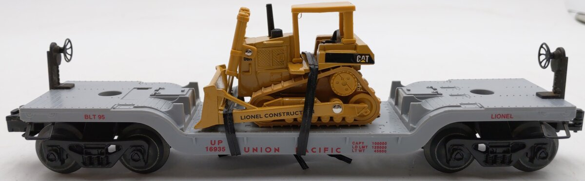 Lionel 6-16935 O Gauge Union Pacific Flatcar with Ertl Bulldozer EX/Box