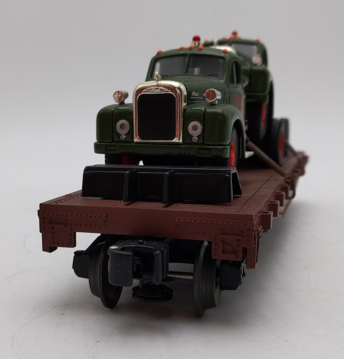 Lionel 6-17518 O Gauge Pennsylvania Flatcar with 2 Corgi Mack AEC Trucks #9823 LN/Box