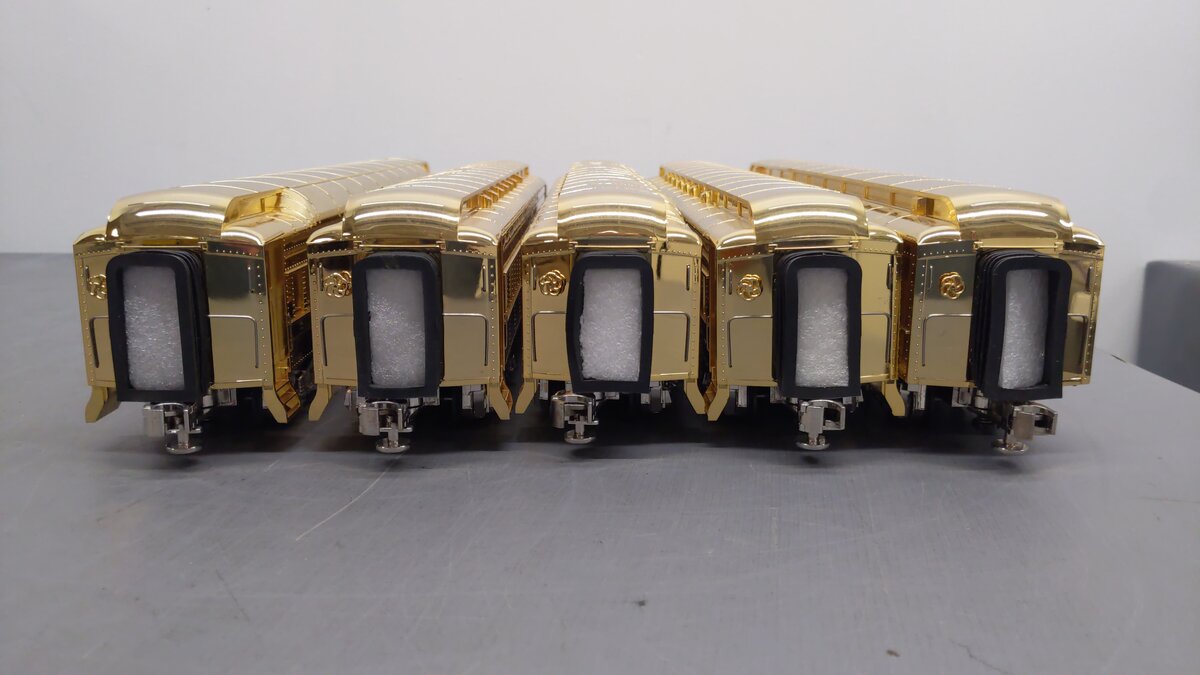 MTH 20-4029 O Gauge NYC Gold Plated 70' Madison Passenger Car Set EX/Box