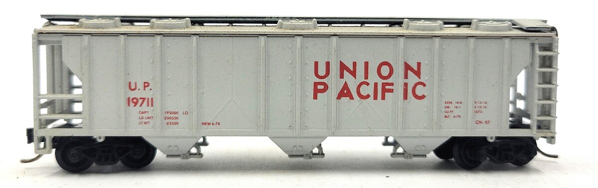Atlas 3720 N Scale Union Pacific 3-Bay Covered Hopper #19711 EX/Box