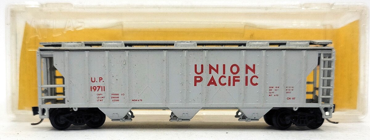 Atlas 3720 N Scale Union Pacific 3-Bay Covered Hopper #19711 EX/Box