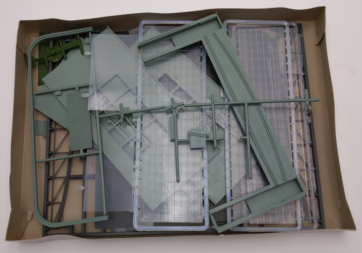 Lionel 6-12951 O / 0-27 Scale Airplane Hangar Building Kit EX/Box