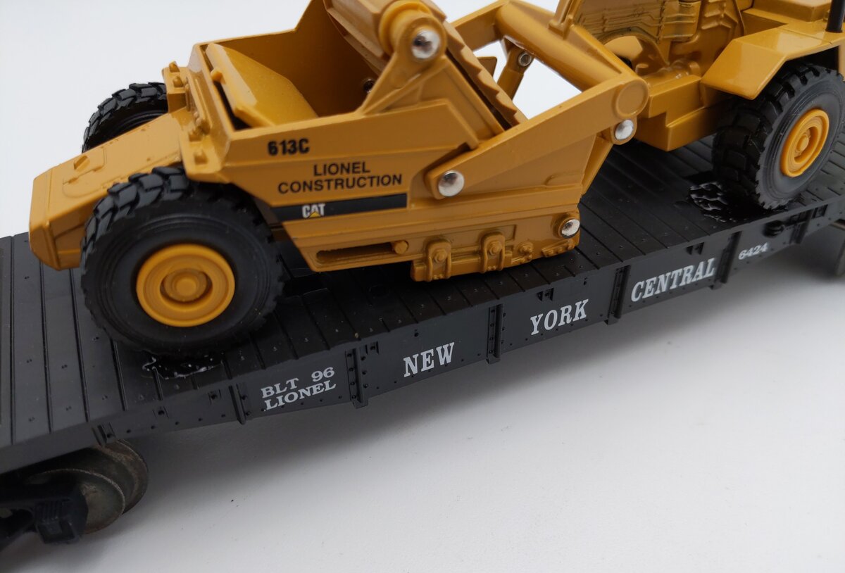 Lionel 6-16954 O Gauge New York Central Flatcar with ERTL Scraper #6424 EX/Box