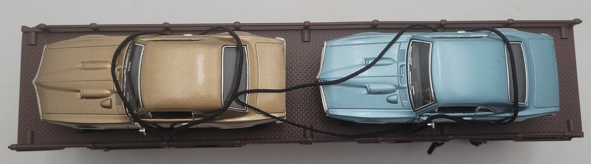 MTH 30-7638 O Gauge MTH Auto Transport Carrier with 4 Autos EX/Box