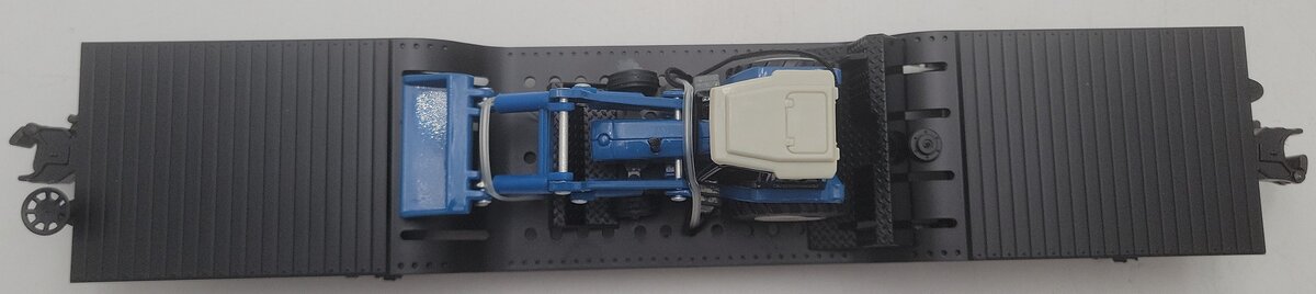 MTH 30-7622 O Gauge Depressed Center Flat w/ Ertl New Holland Tractor #21136 EX/Box