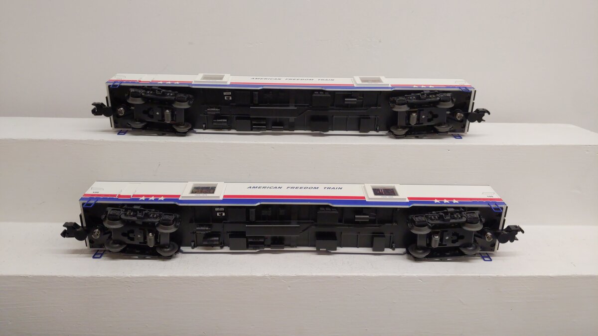 Lionel 6-83116 O American Freedom Train 21'' Passenger Car (2) #104, #105 LN/Box