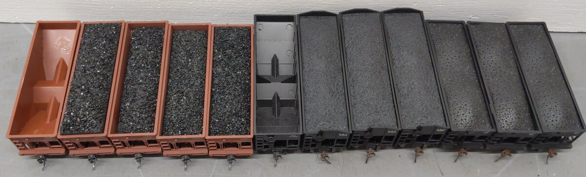 Bowser & Other HO Scale Assorted Hopper Cars: 33324, 33298, 33157, 596, 561 [12] VG