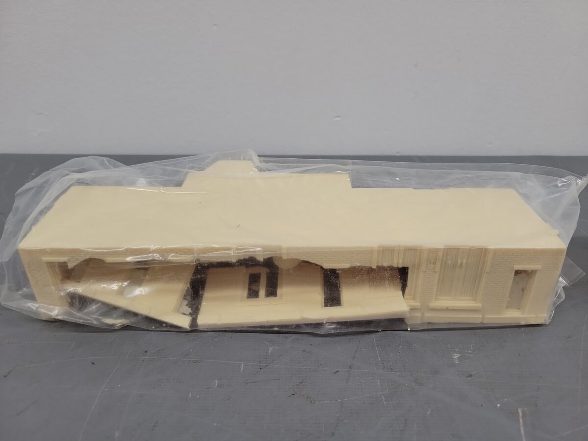 Magnuson Models M513 HO Scale The Colfax Street Station Building Kit EX/Box