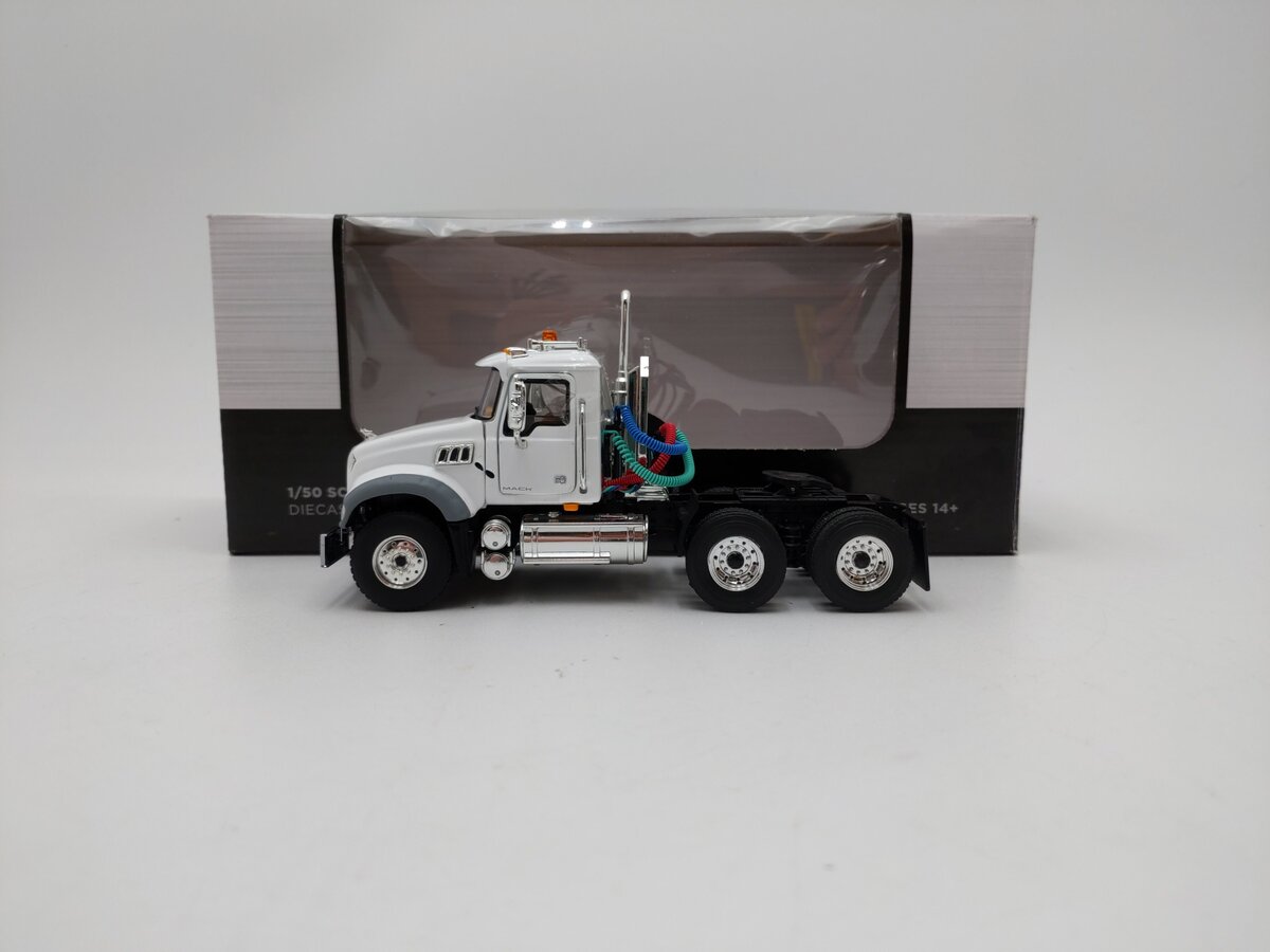 First Gear 50-3115C 1:50 Diecast 6x4 Cab Only White Mack Granite MP LN/Box