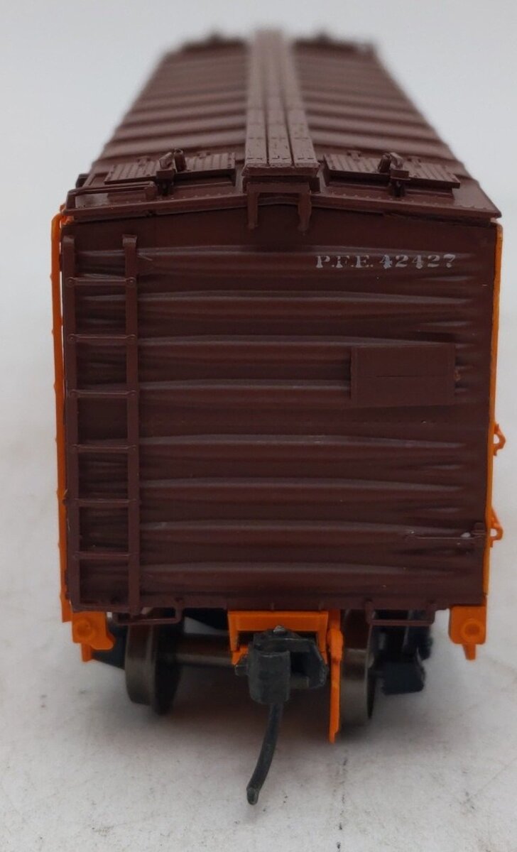 InterMountain 46701P-34 HO Scale Pacific Fruit Express Refrigerator Car #42427 VG