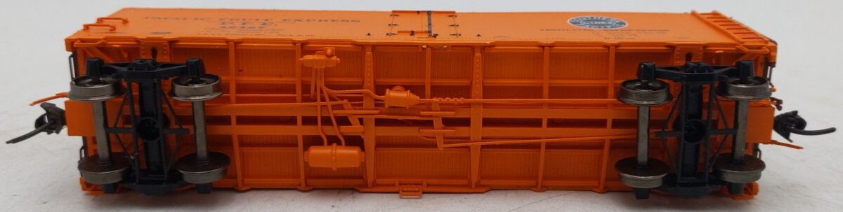 InterMountain 46701P-34 HO Scale Pacific Fruit Express Refrigerator Car #42427 VG