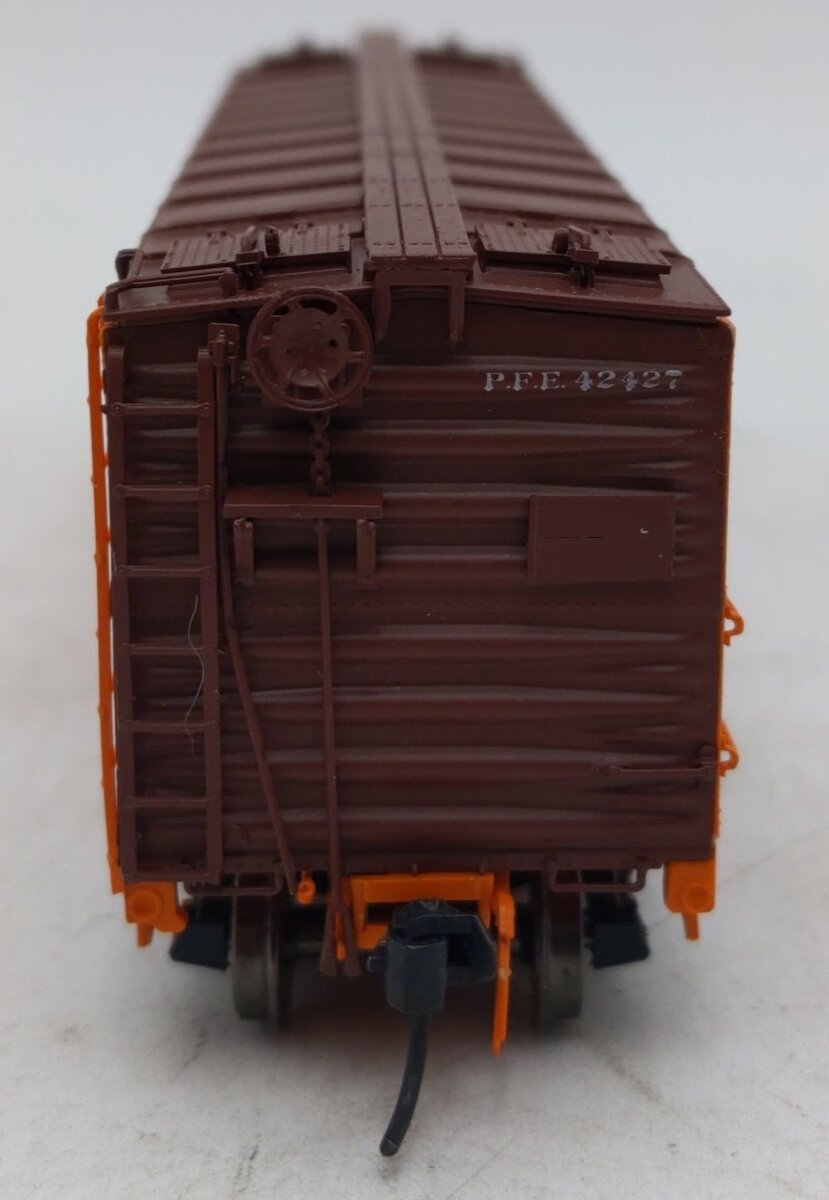 InterMountain 46701P-34 HO Scale Pacific Fruit Express Refrigerator Car #42427 VG