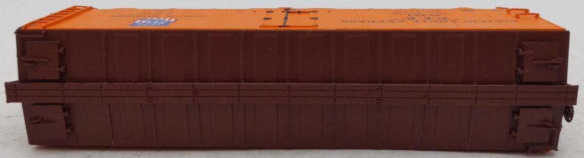InterMountain 46701P-34 HO Scale Pacific Fruit Express Refrigerator Car #42427 VG