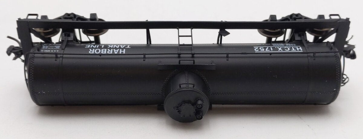 InterMountain 46306-10 HO Scale Harbor Tank Line Type 27 Riveted Tank Car #1752 EX/Box