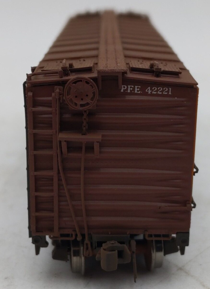 InterMountain 46702P-26 HO Weathered Pacific Fruit Express Reefer Car #42221/Box
