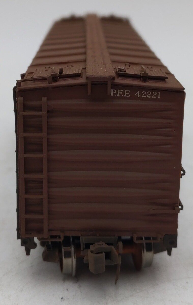 InterMountain 46702P-26 HO Weathered Pacific Fruit Express Reefer Car #42221/Box