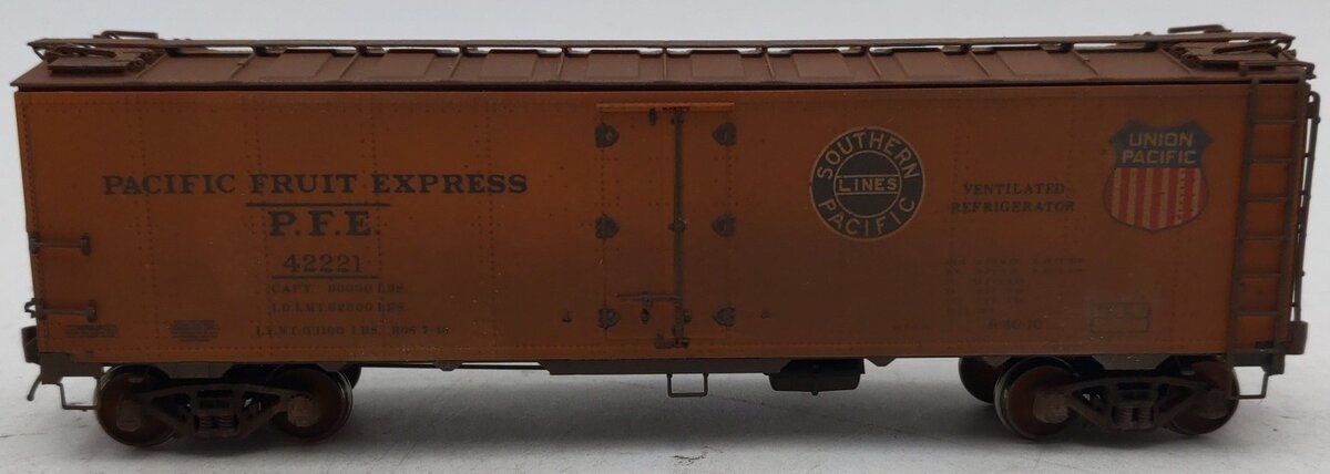 InterMountain 46702P-26 HO Weathered Pacific Fruit Express Reefer Car #42221/Box