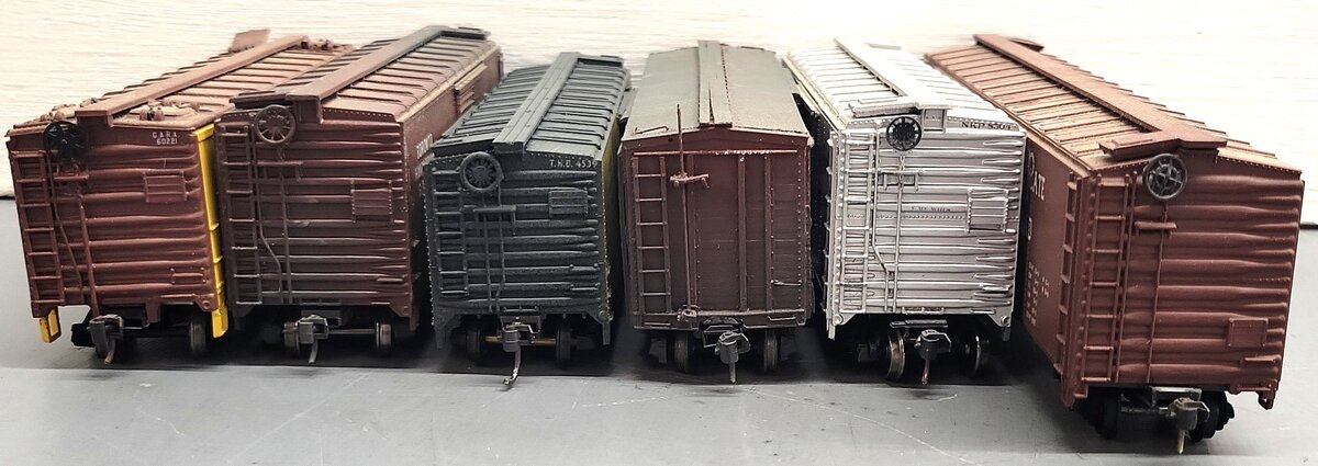 HO Scale Assorted Freight Cars [6]