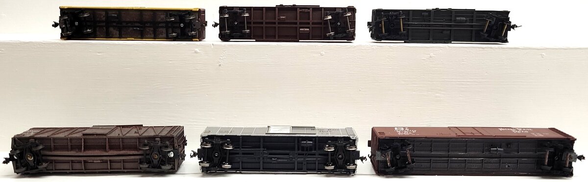 HO Scale Assorted Freight Cars [6]