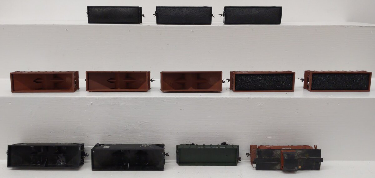 Bowser, Mantua, & Other HO Scale Assorted Freight Cars: 701778, 198708 [12] VG