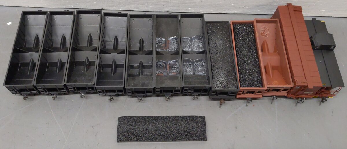 Bowser & Other HO Scale Assorted Freight Cars: 561, 423, 389, 340, 798 [12] VG