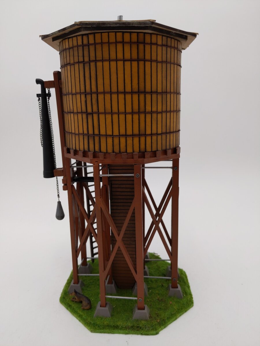 Menards HO Pre-Built Gold Line Water Tower VG