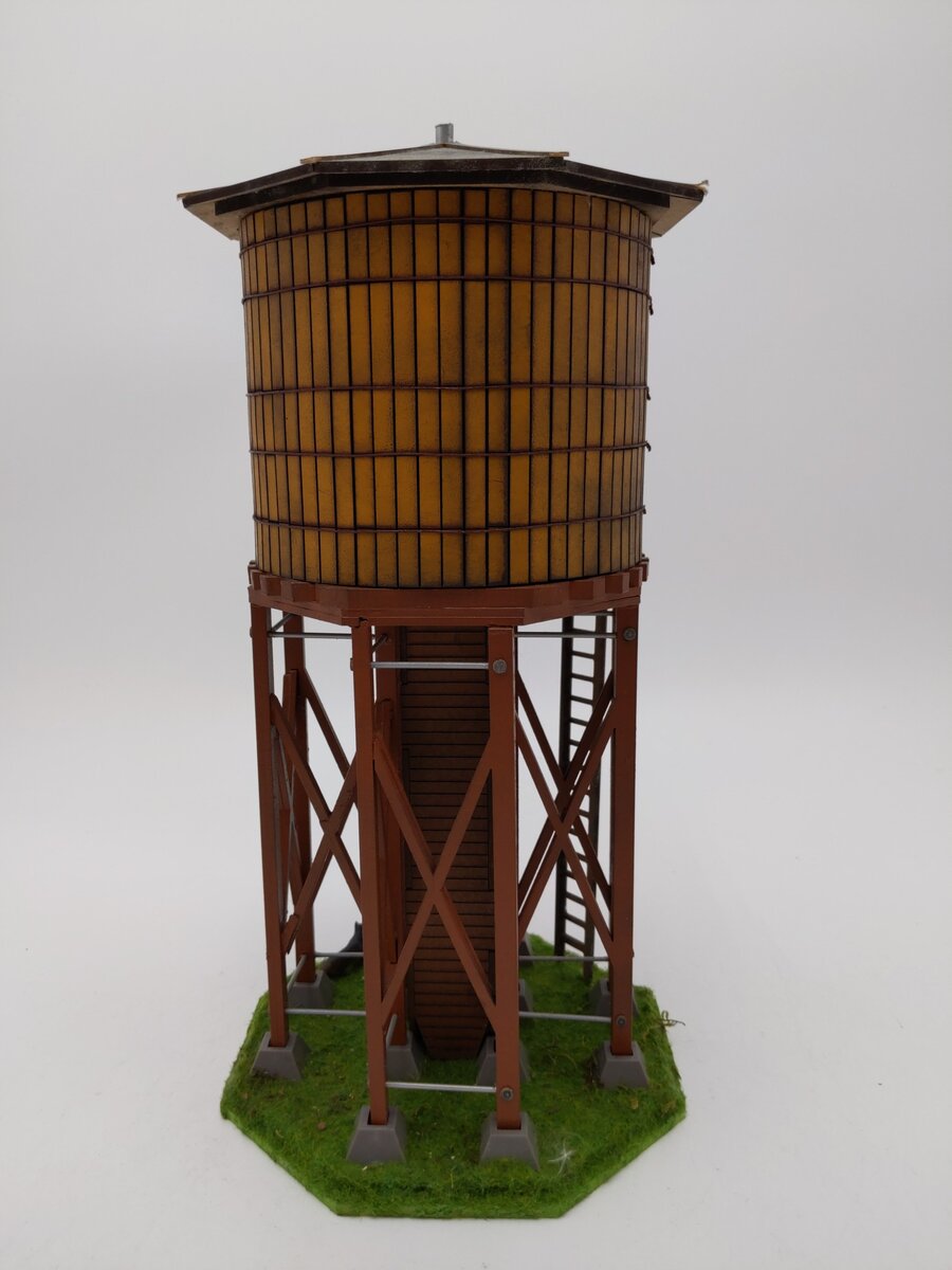 Menards HO Pre-Built Gold Line Water Tower VG