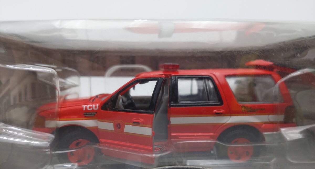 Gearbox 27618 1:43 Boston, MA Fire Department - Ford Expedition in Red NIB