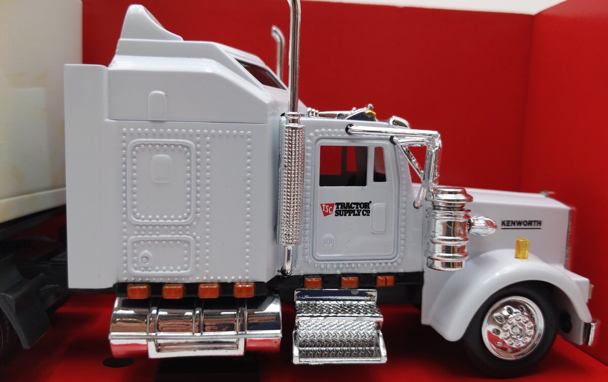 New-Ray 15333 1:43 White Kenworth W900 Tractor Supply Fuel Trailer LN/Box