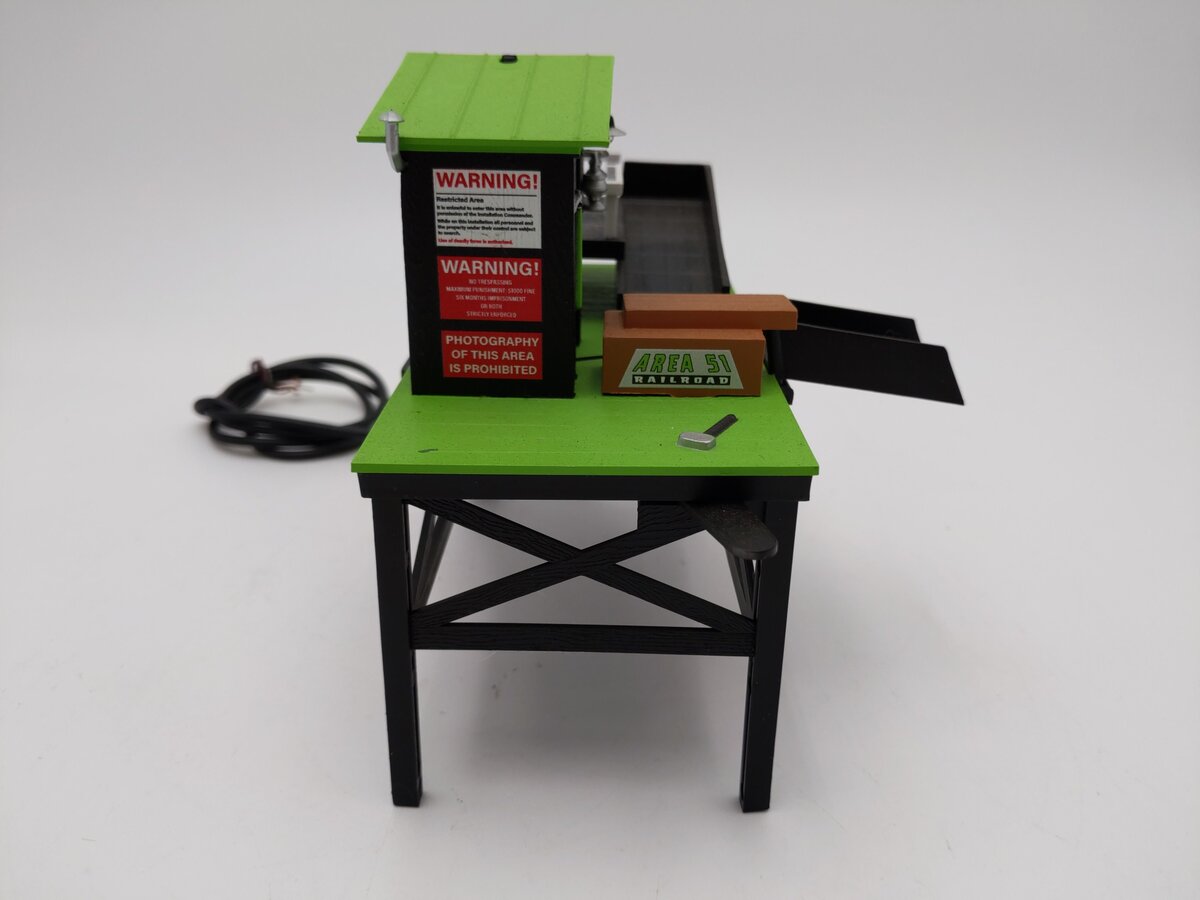 Lionel 2329230 O Assembled Area 51 Hazardous Materials Barrel Loader EX