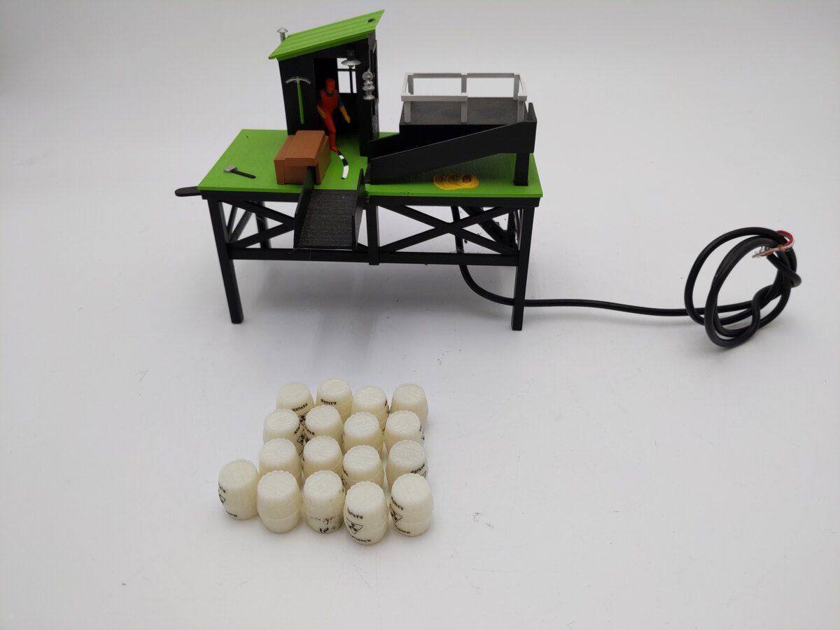 Lionel 2329230 O Assembled Area 51 Hazardous Materials Barrel Loader EX