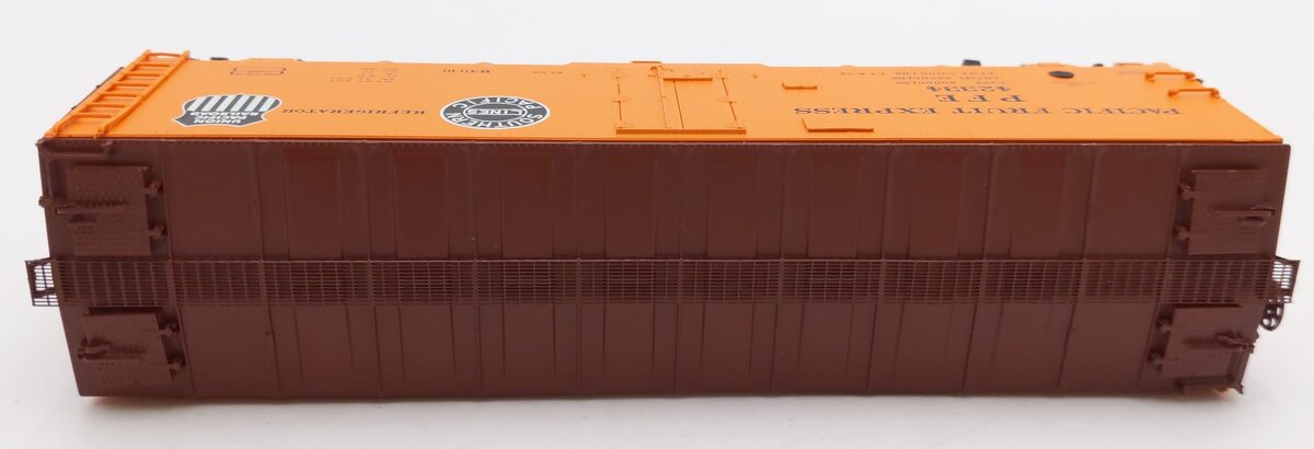 InterMountain 46703-43 HO Scale Pacific Fruit Express Reefer Car #42334 EX/Box