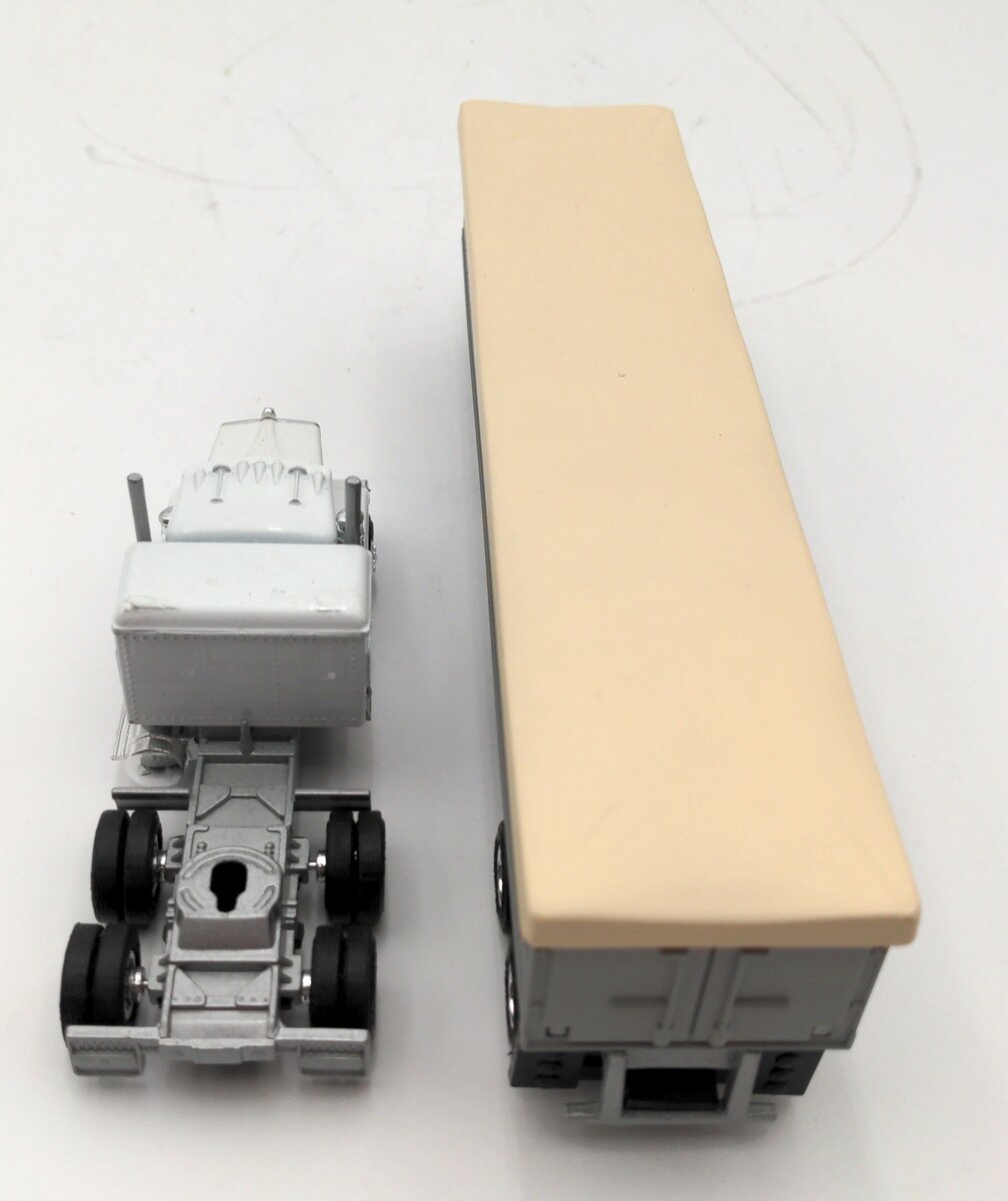 Lionel 6-12779 O Gauge Lionelville Grain Co. Tractor & Grain Rig EX/Box