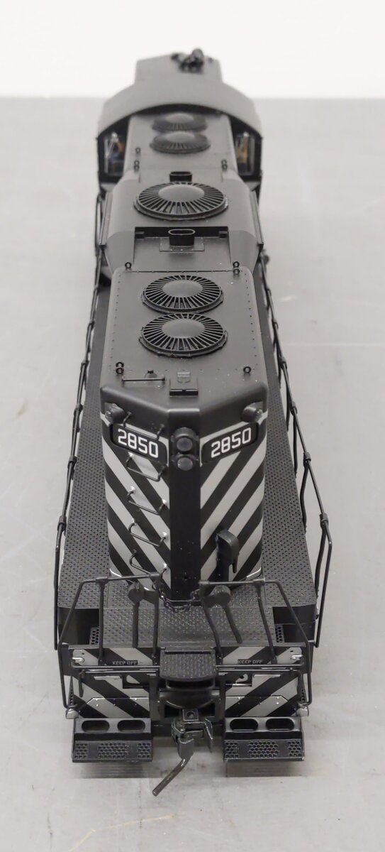 Atlas 3906-1 O Scale Santa Fe GP7 Ph. II Diesel Locomotive #2850 w/ DCC (2-Rail) EX/Box
