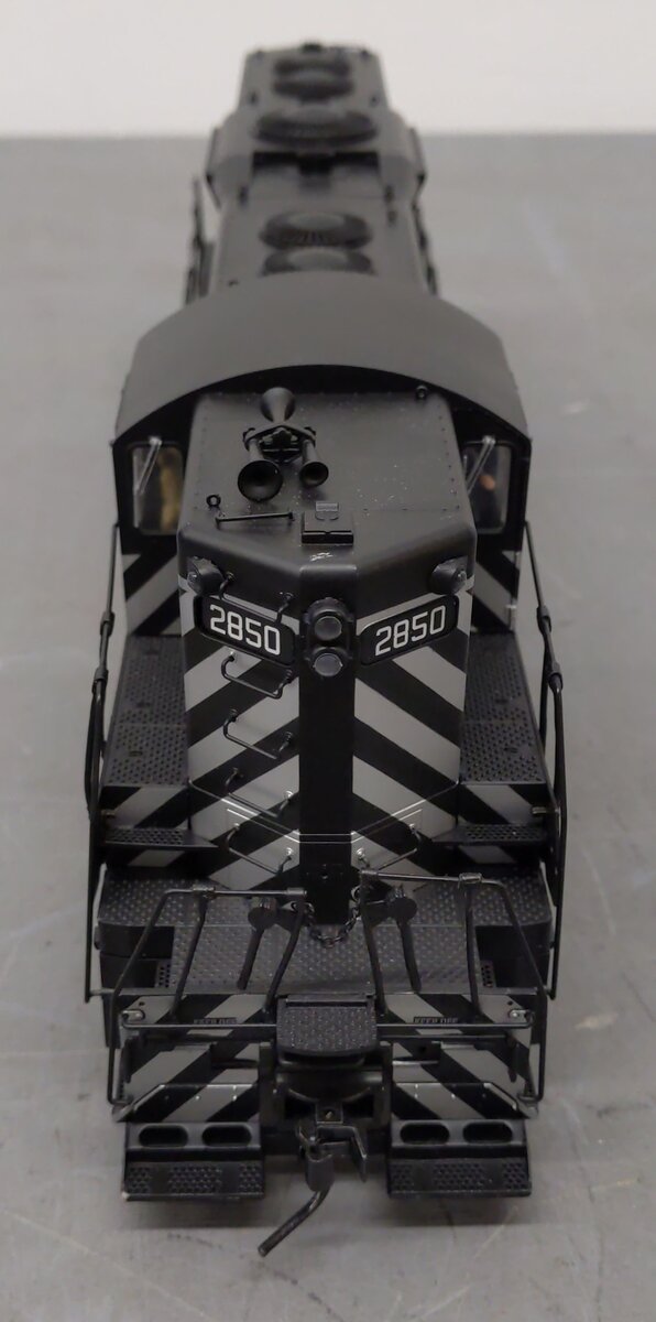 Atlas 3906-1 O Scale Santa Fe GP7 Ph. II Diesel Locomotive #2850 w/ DCC (2-Rail) EX/Box