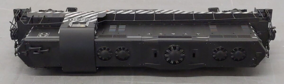 Atlas 3906-1 O Scale Santa Fe GP7 Ph. II Diesel Locomotive #2850 w/ DCC (2-Rail) EX/Box