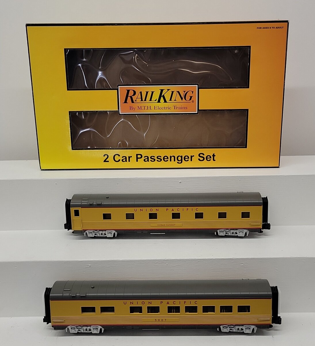 MTH 30-6738 O UP 60' Streamlined ABS Sleeper/Diner Passenger Car Set (Set of 2) EX/Box
