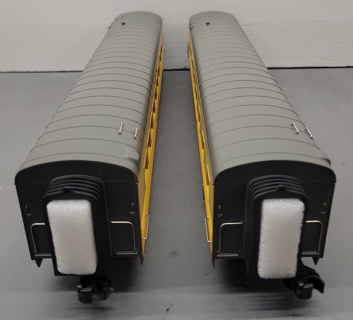 MTH 30-6738 O UP 60' Streamlined ABS Sleeper/Diner Passenger Car Set (Set of 2) EX/Box
