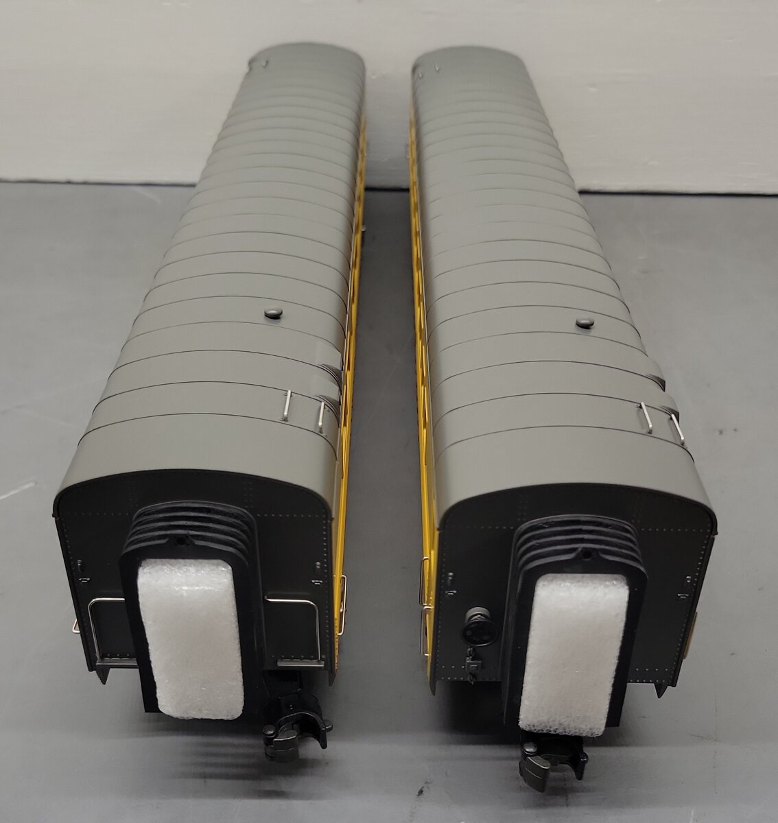 MTH 30-6738 O UP 60' Streamlined ABS Sleeper/Diner Passenger Car Set (Set of 2) EX/Box