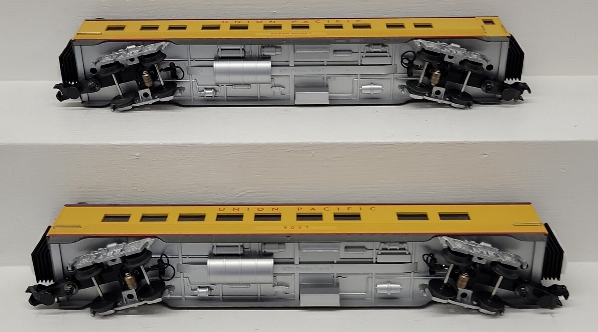 MTH 30-6738 O UP 60' Streamlined ABS Sleeper/Diner Passenger Car Set (Set of 2) EX/Box