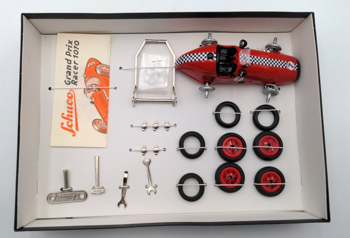Schuco 01026 Grand Prix Racer Montagekasten Wind-Up Car Kit NIB