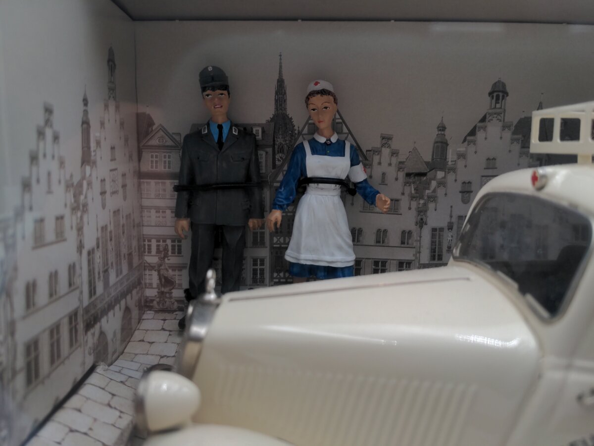 Schuco 00037 1:18 Scale Diecast Mercedes-Benz 170V Kastenwagen Rotes Kreuz MT/Box