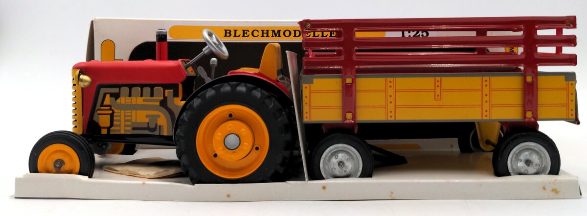 Kovap Retro PN05/102-78 1:25 Scale Zetor Tractor w/ Trailer NIB