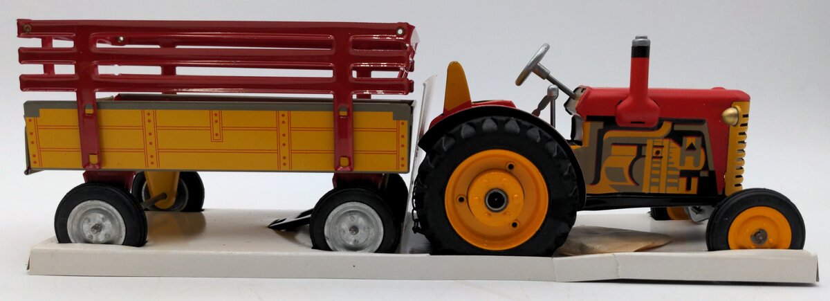Kovap Retro PN05/102-78 1:25 Scale Zetor Tractor w/ Trailer NIB