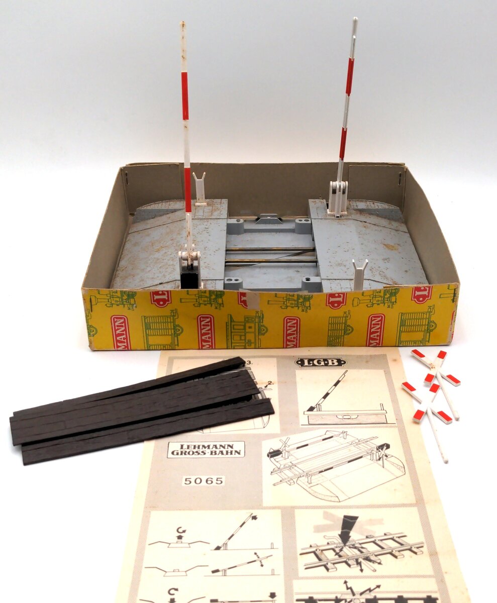 LGB 5065 G Scale Operating Crossing Gate Set VG/Box