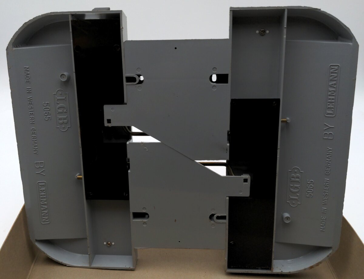 LGB 5065 G Scale Operating Crossing Gate Set VG/Box