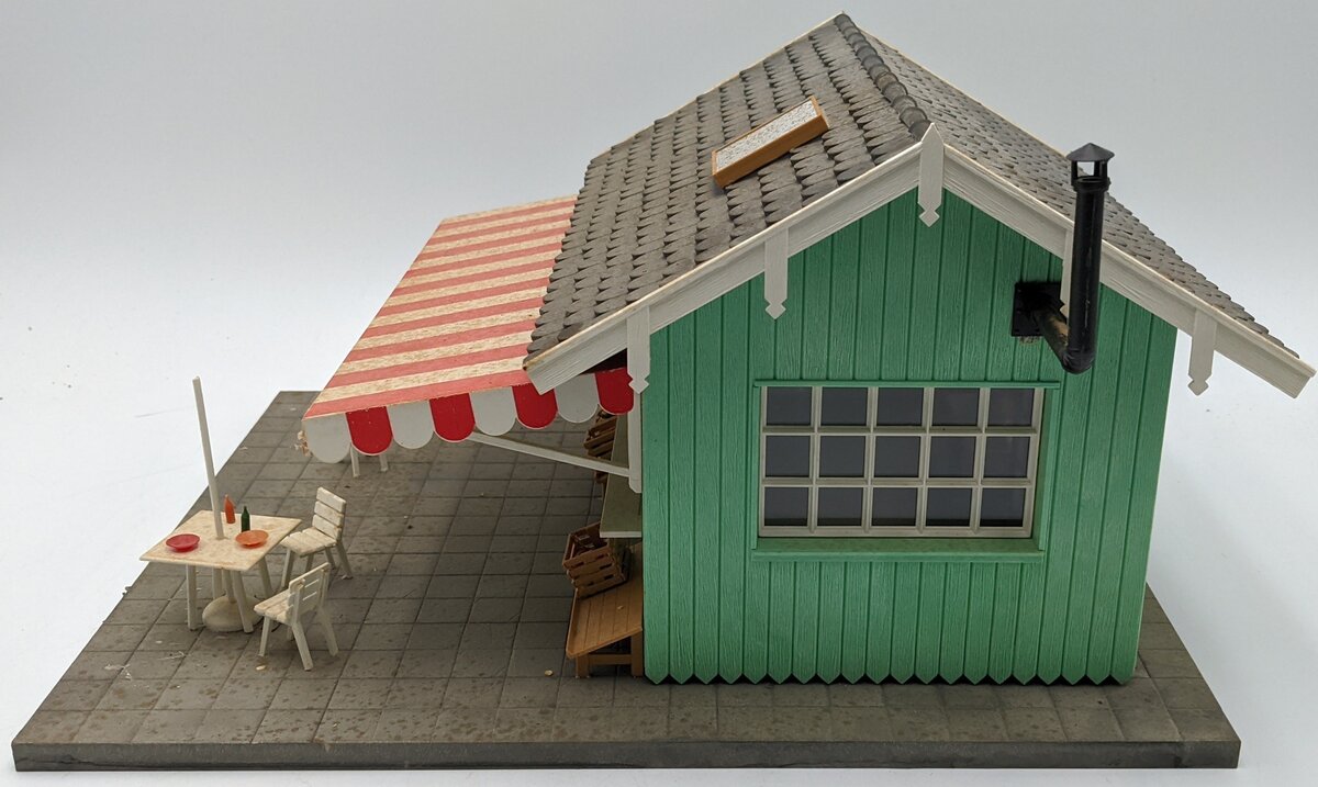Pola 994 G Scale Paul's Burger and Shake (Assembled) VG