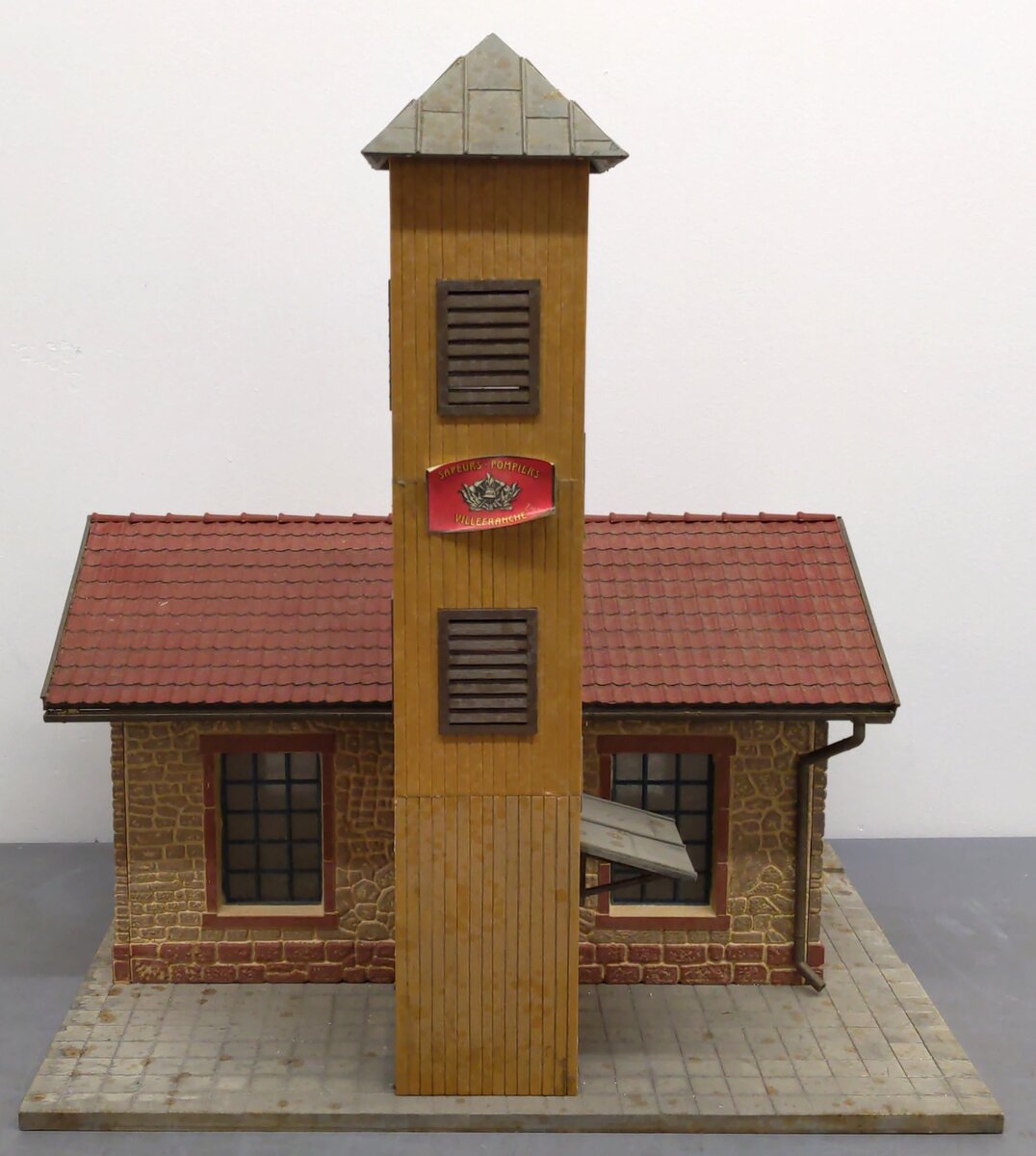 Pola 992 G Scale Fire Station Kit- Assembled