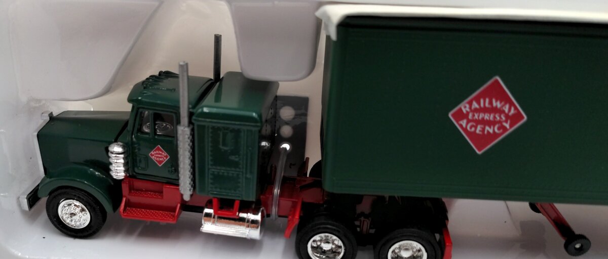 Lionel 6-52117 O Scale Diecast Lionel REA Tractor Trailer LN/Box